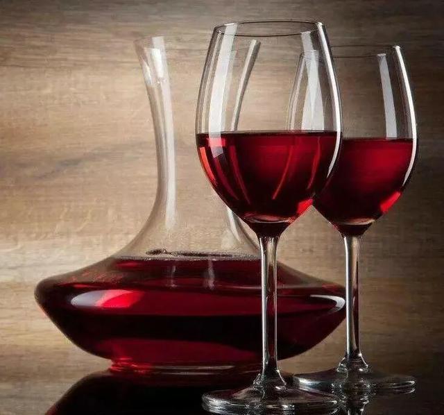 喝红酒的图片唯美，请问女生可以喝红酒吗，一天喝多少合适？什么红酒对身体好？