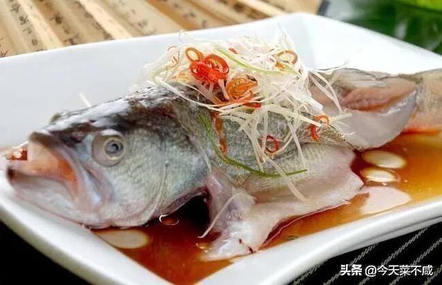 饭店的清蒸鲈鱼为啥那么好吃，什么鱼适合清蒸？比如清蒸鲈鱼怎么做才好吃？