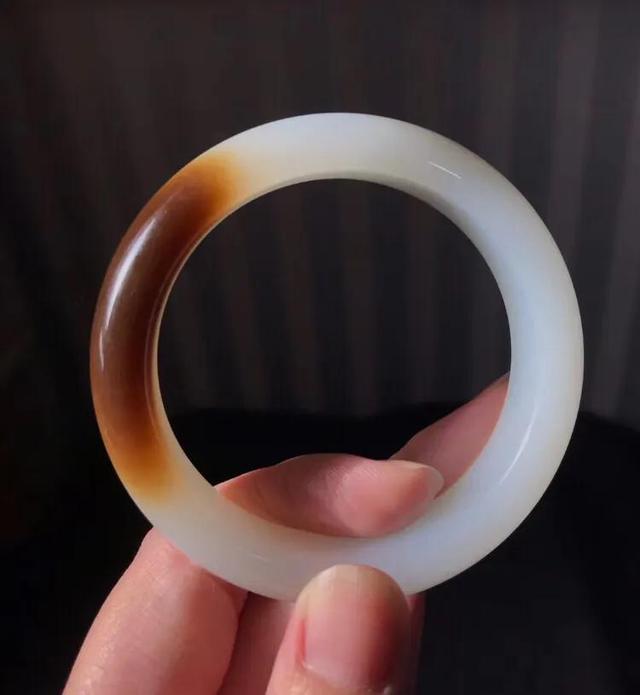 一般羊脂玉手镯价格是多少,这支俄料巴沙糖3500值得入手吗？