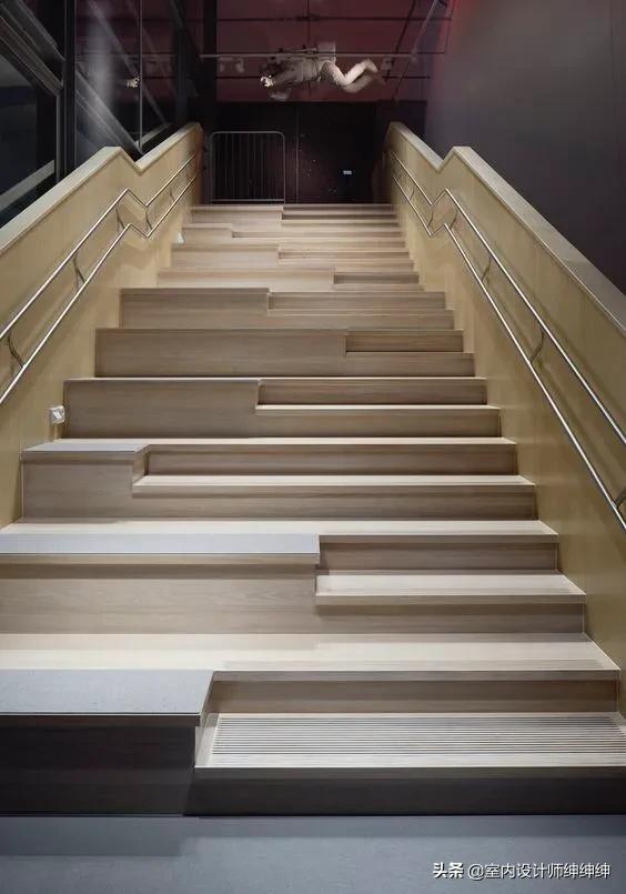 头条问答 - 二米四宽单跑楼梯怎么设计?(室内设计师绅绅绅的回答,0赞)