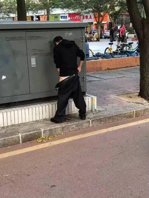 人流如潮的大马路上你内急憋不住了,而且看样子尿/拉出来之前是找不到厕所了,此时最合理的解决方法是什么？