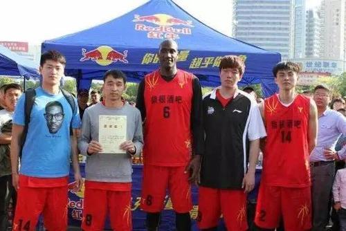 刘惠璞年薪:CBA得分王李本森当初为何会混迹野球场捞金他的出场费有多少呢