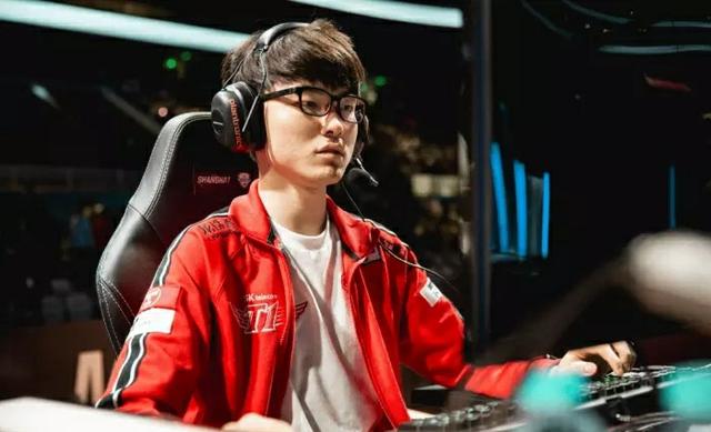 中国电竞第一人李晓峰谈论Faker手抖,却被女网友怒怼“你的成绩,不配和他比”,你怎么看？