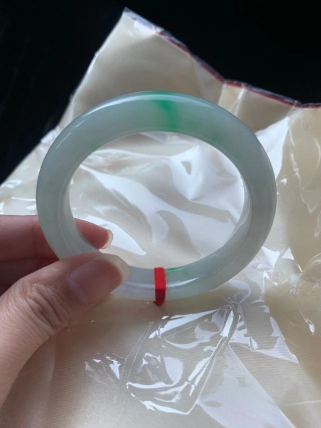 三万左右翡翠手镯图片,请各位专家帮忙看看这条手镯值五万吗？