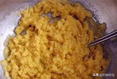 我手秃鹫的活饵:秋季野河钓鱼，用蚯蚓效果好,还是用饵料效果好？