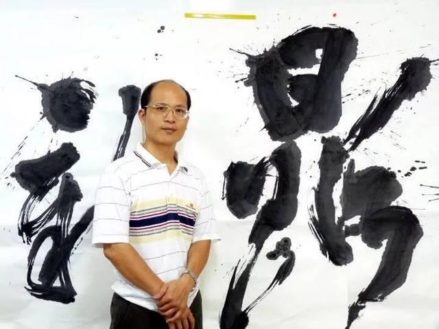 请问台湾陈忠建的书法水平怎么样，最近想练习书法，懂得人说说吧？