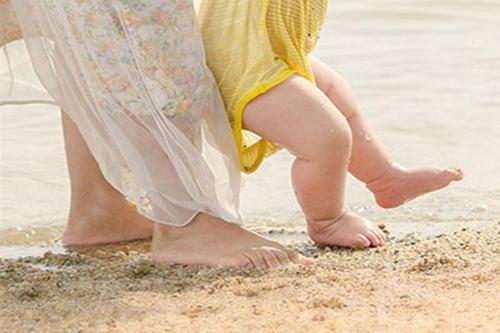 脚趾抓地补肾，十个月宝宝，站立时脚趾都往里扣，有时还用脚尖站，什么原因