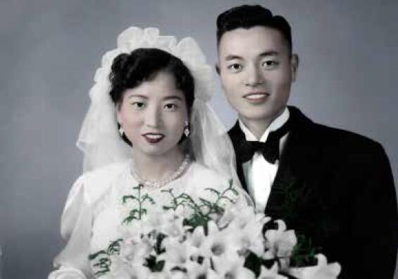 就任联邦海运局z席仪式 中 ,副总统乔治布殊与赵朱木兰女士握手道贺