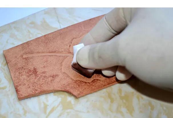 玉石真皮假皮怎么区分,在购买真皮皮衣时，如何识别皮衣真伪？