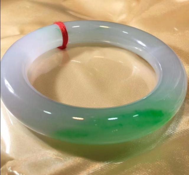 晒晒我带了5年的翡翠手镯,2009年买的手镯，大家看看怎么样？