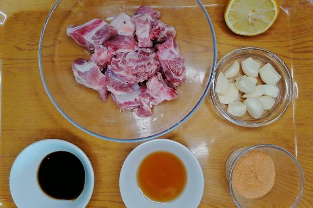 男子当街生火烤狗视频:为什么吃猪牛羊可以，吃猫狗就引起公愤？