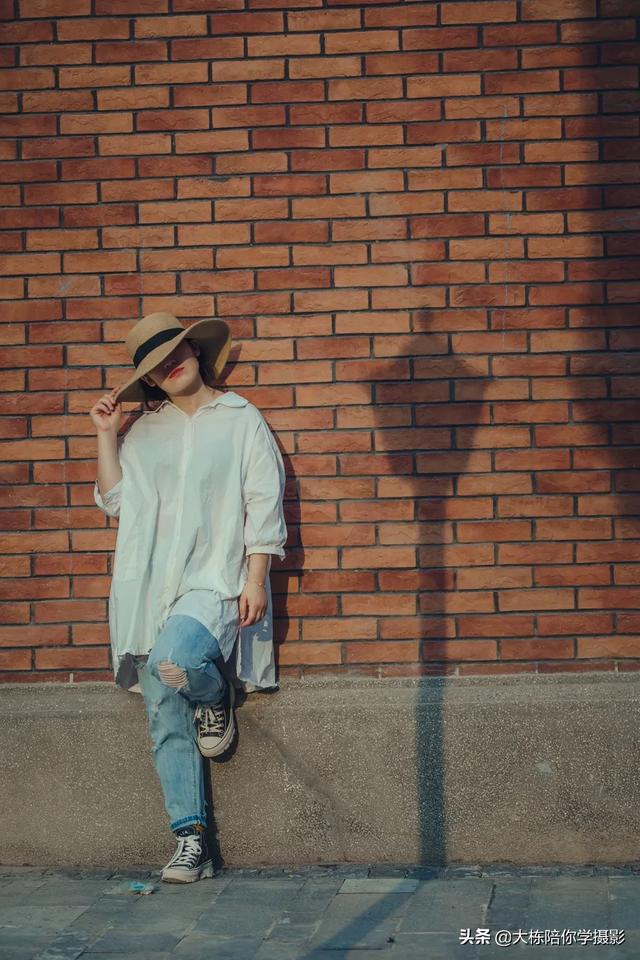靠着墙的摄影全身照片怎么拍?
