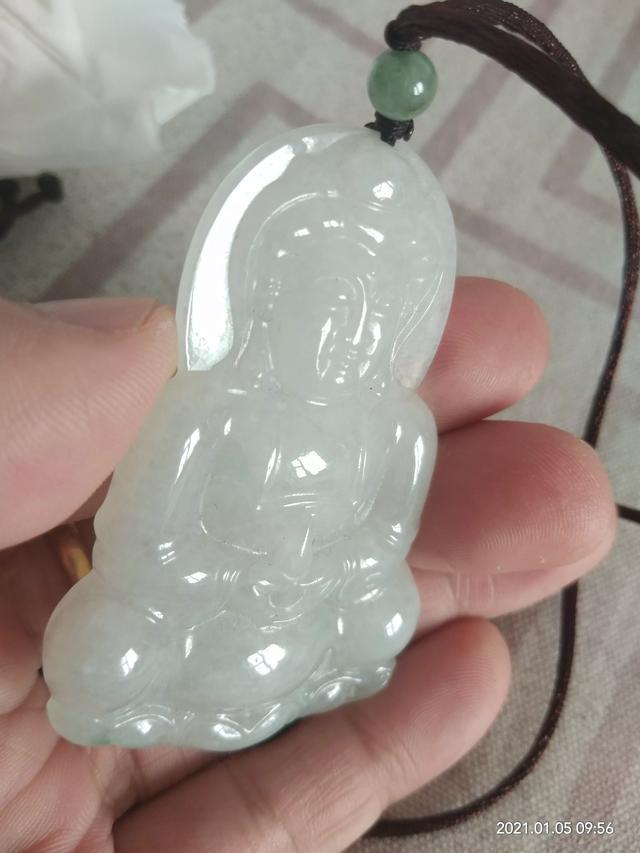 翡翠免费估价网站,这个翡翠观音可以估价多少钱？