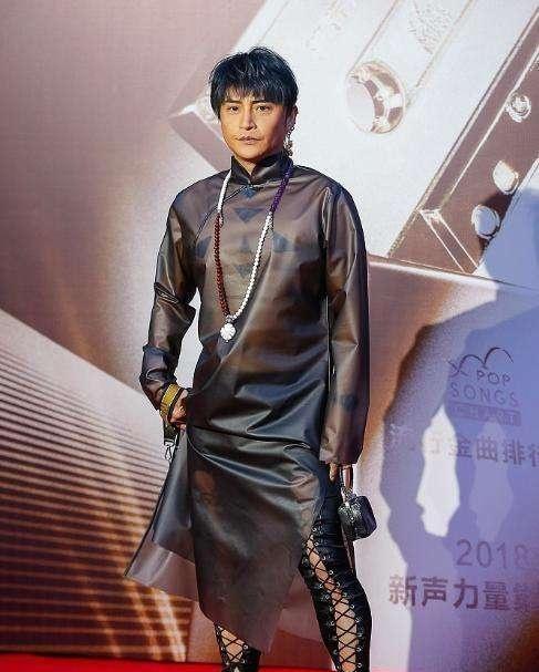 任家萱烧伤图片:范玮琪摔伤下巴缝了15针，如何看待明星网上晒受伤的行为