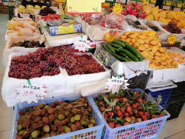 在小镇上开水果店,一天卖700元,一月房租1500,是不是亏钱？