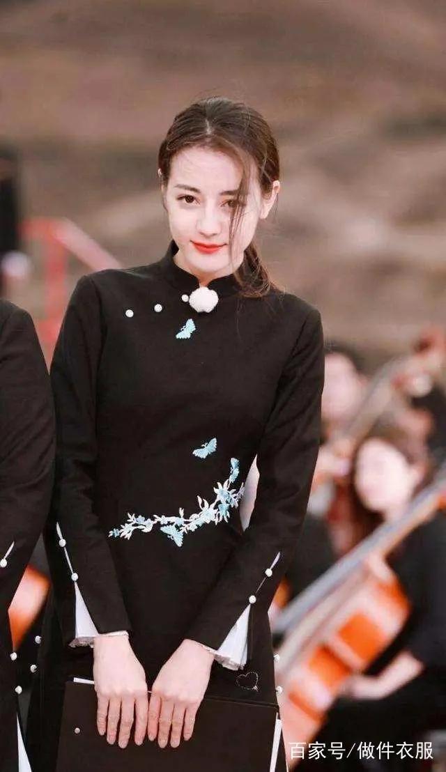 迪丽热巴蓝色旗袍:黑白紫金黄绿红粉蓝赤，哪一种颜色的旗袍十分好看？