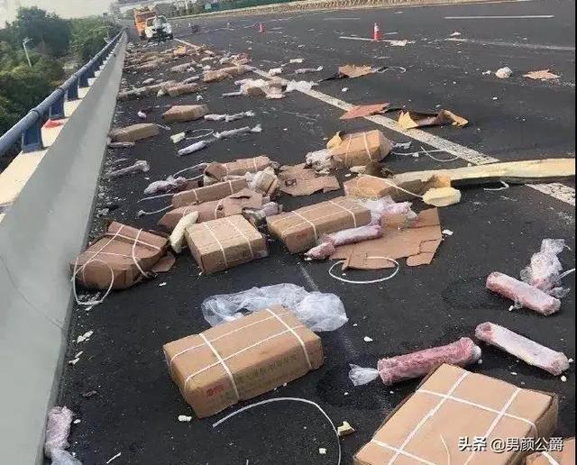 江苏事件:江苏货车翻侧遭附近村民哄抢，10吨冻猪肉仅剩3吨，如何评价