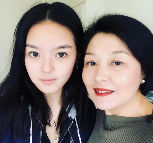哈文的父亲是谁:李咏和哈文感情那么好，李咏已走几年了，哈文会改嫁吗？