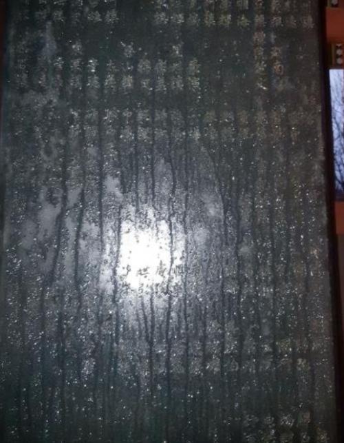 韩国的灵异事件图片:韩国“表忠碑”流汗有“大事”发生，是什么“梗”？