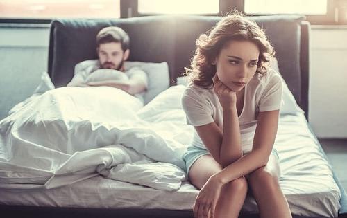 梦境解析，当晚上做梦梦到老婆和别的男人在我家床上行苟且之事时，这背后的深层含义