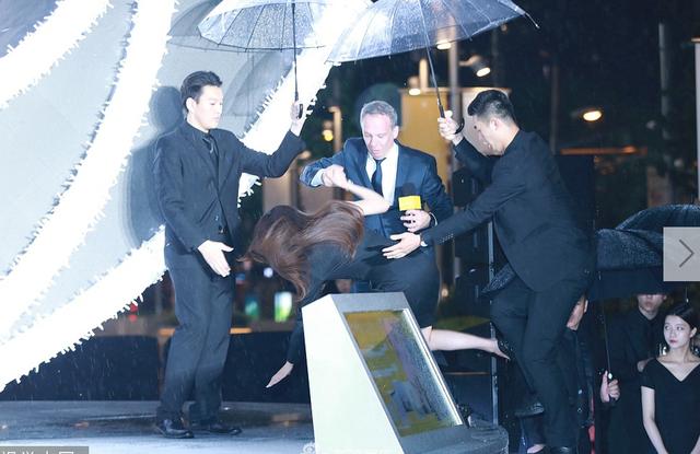 柳岩摔倒:哪些活动演出中，明星不慎摔倒，让你感到心疼？