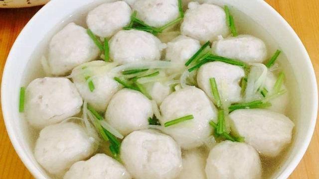 如何做清汤鱼圆:鱼头鱼丸汤怎样做汤白味浓