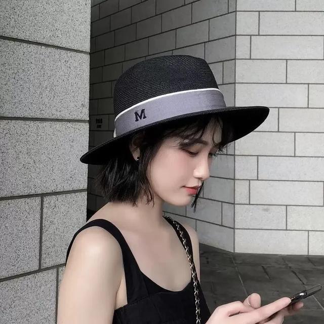 星星黑白色拼色绑带松:夏季如何利用帽子凹造型，有哪些好看的帽子推荐？