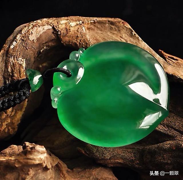翡翠果冻底是哪个级别,刘晓庆的翡翠到底是什么档次，大家知道么？