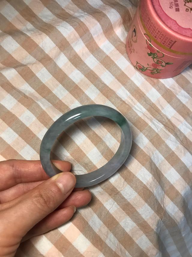 6000元春带彩手镯,想买个玉镯，预算1W左右，推荐啥品牌呢？