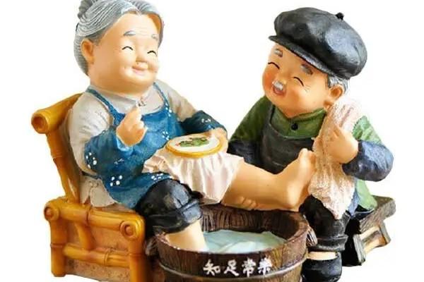 我七十岁,与老伴已分居十年,双方没有一句共同语言,是这样过下去还是选择分手呢？