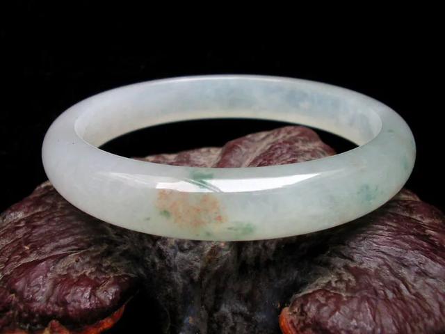 翡翠和玉哪个更值钱,和田碧玉和翡翠哪个值钱？