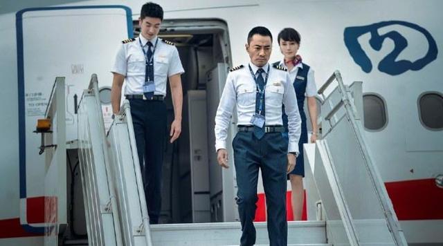 国际机场电影:电影《中国机长》讲述了一个什么故事，演员表现如何？
