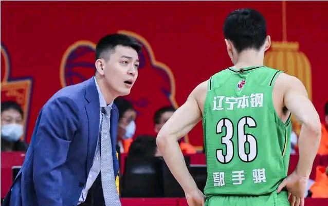 章元一:鄢手骐在场上的表现堪称噩梦，为何教练杨鸣还坚持用他呢？