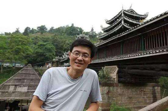 黄荣奇:同曦外援莫尔特里篮板被抢，倒地后拿脚踹黄荣奇撒气，你怎么看？