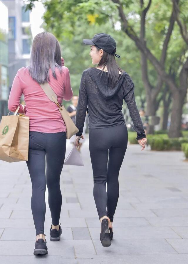 踩脚羊羔绒打底裤:给女朋友买打底裤是踩脚的合适还是连脚的合适？