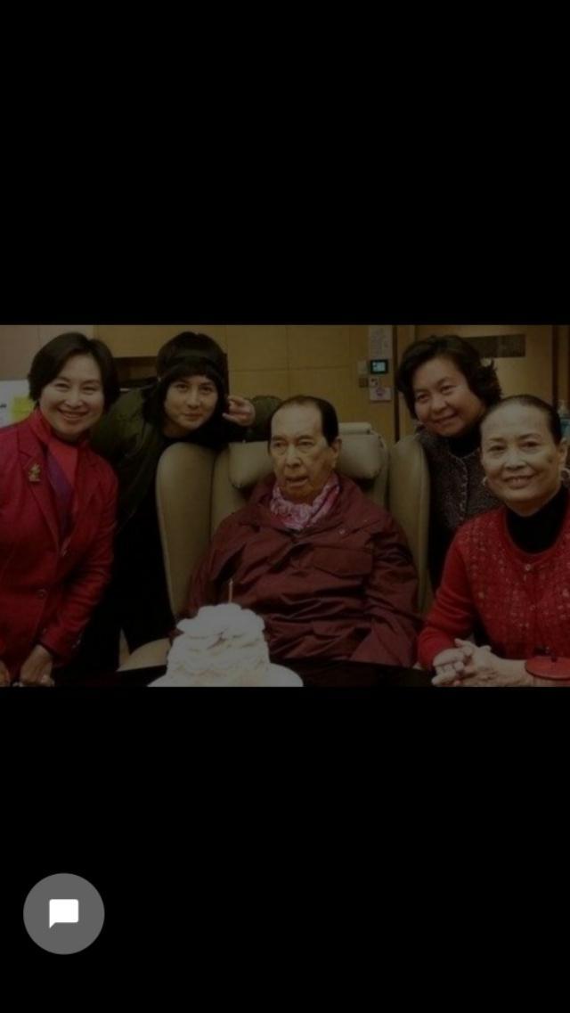 何鸿燊老婆:今日有着传奇一生的赌王去世了，为什么他能娶那么多老婆？