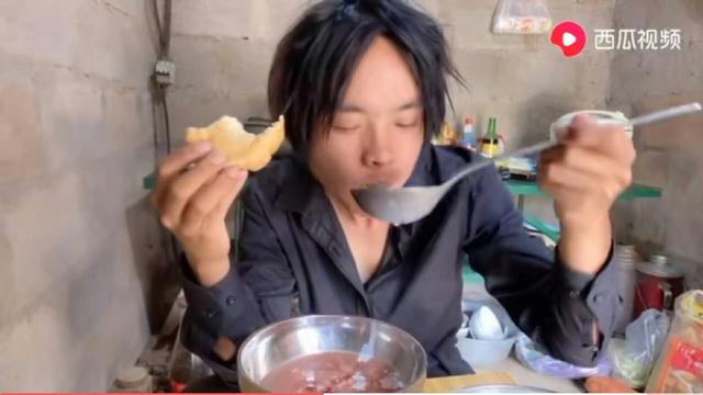 头条有个叫“啊段”的博主，为什么他的收入能那么高呢？