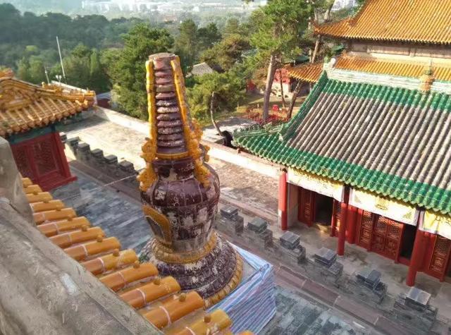 普乐寺的建筑为汉藏结合式,寺庙坐东朝西