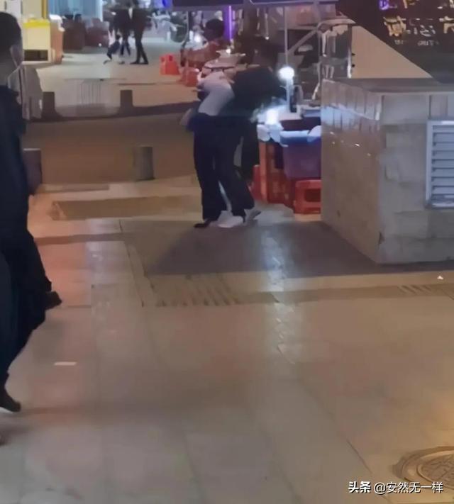 广西壮族自治区灵异事件:如何看待11月25日广西男子当街对女子锁喉施暴一事？