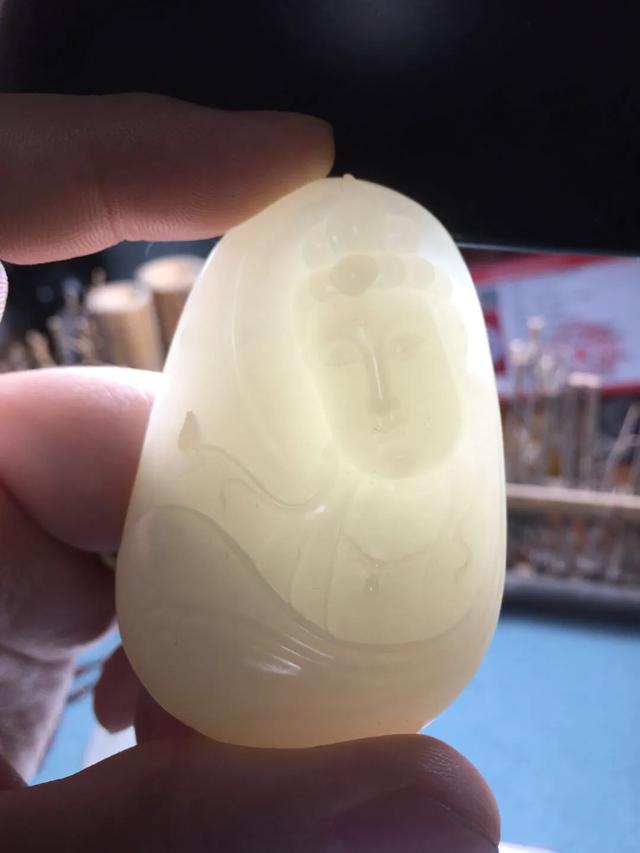 加工一个玉石吊坠的多少钱,小石头雕刻加工吊坠或者珠子多少钱？