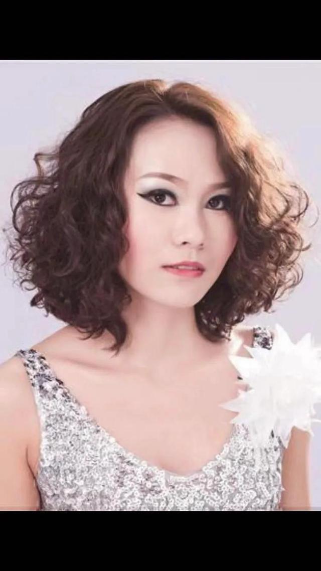 怎么才能给阿姨们烫出显年轻的小卷发型?-生活百科