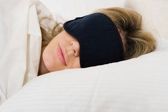 女人开灯睡觉对皮肤的危害，开灯睡觉对人身体有影响吗