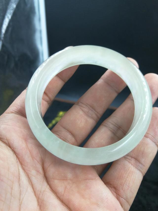 三万左右翡翠手镯图片,请各位专家帮忙看看这条手镯值五万吗？