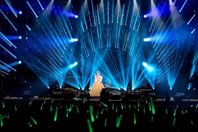 冯提莫含吊图:冯提莫开演唱会、发专辑，她现在已经是一名歌手了吗