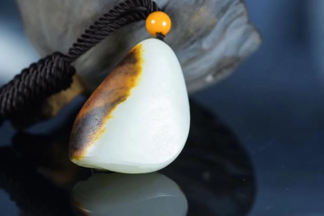 和田玉颜色等级价格表,这块和田玉皮色料怎样？大概多少钱入合适？