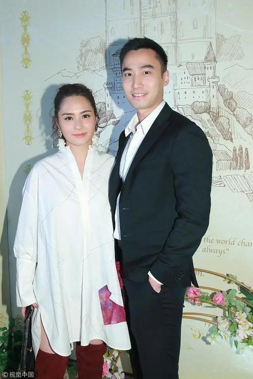 陈文媛艳门照:钟欣潼和赖弘国离婚、是因为以前阿娇的艳照门吗？