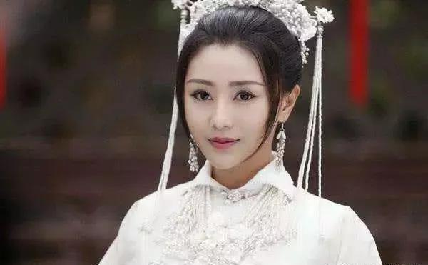 小龙女彤彤图片:好爸爸人设的背后，你真以为张碧晨未婚生女这事这么单纯吗？