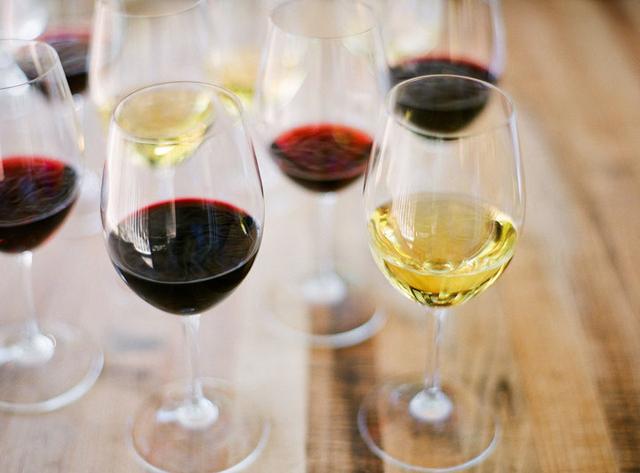 勾兑的红酒能喝吗，红葡萄酒能养颜活血，为什么还有许多人宁愿喝勾兑的白酒