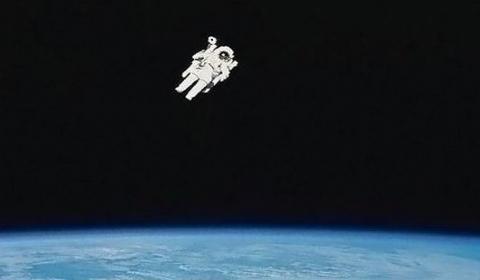 一个人如果掉入太空中,会怎么样？
