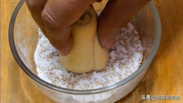 暄小面包:三个鸡蛋，400克面粉怎么做面包？